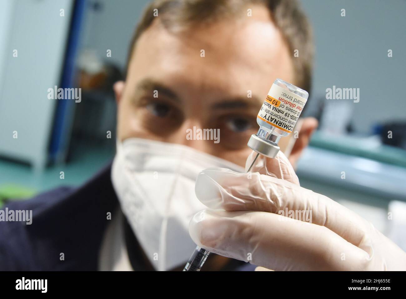 Naples, Italie.26th janvier 2022.Campagne de vaccination pour les enfants contre Covid 19, l'opérateur prépare les doses de vaccin dans le centre de vaccination de Mostra d'Oltremare de Naples, poursuit la campagne de vaccination pour les enfants contre la propagation de Covid-19.(Photo de Pasquale Gargano/Pacific Press) Credit: Pacific Press Media production Corp./Alay Live News Banque D'Images