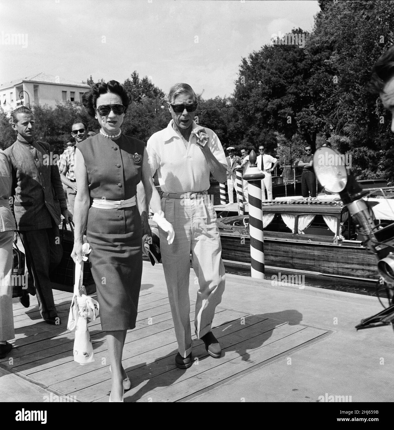1956 Festival du film de Venise, vendredi 31st août 1956.Notre photo montre ...Duke et Duchesse de Windsor, Prince Edward et Wallis Simpson, descendez de Venise à l'étape d'atterrissage de l'Excelsior. Banque D'Images