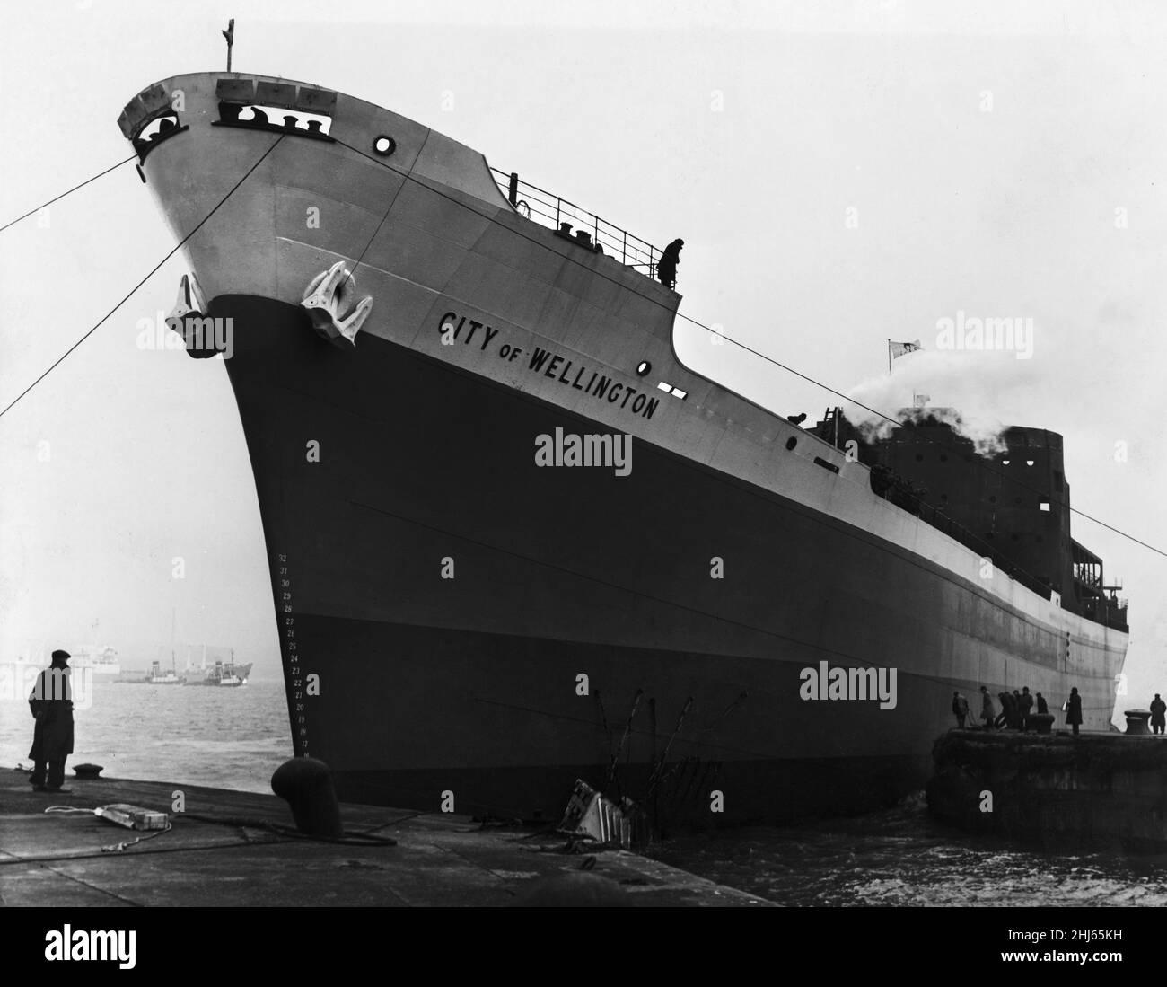 Le nouveau navire à moteur City of Wellington, un cargo de 10 000 tonnes pour la ligne Ellerman , se dirige vers le bassin du chantier naval Cammell Laird à Birkenhead, Wirral après un lancement informel depuis le triage Nord.31st janvier 1956. Banque D'Images