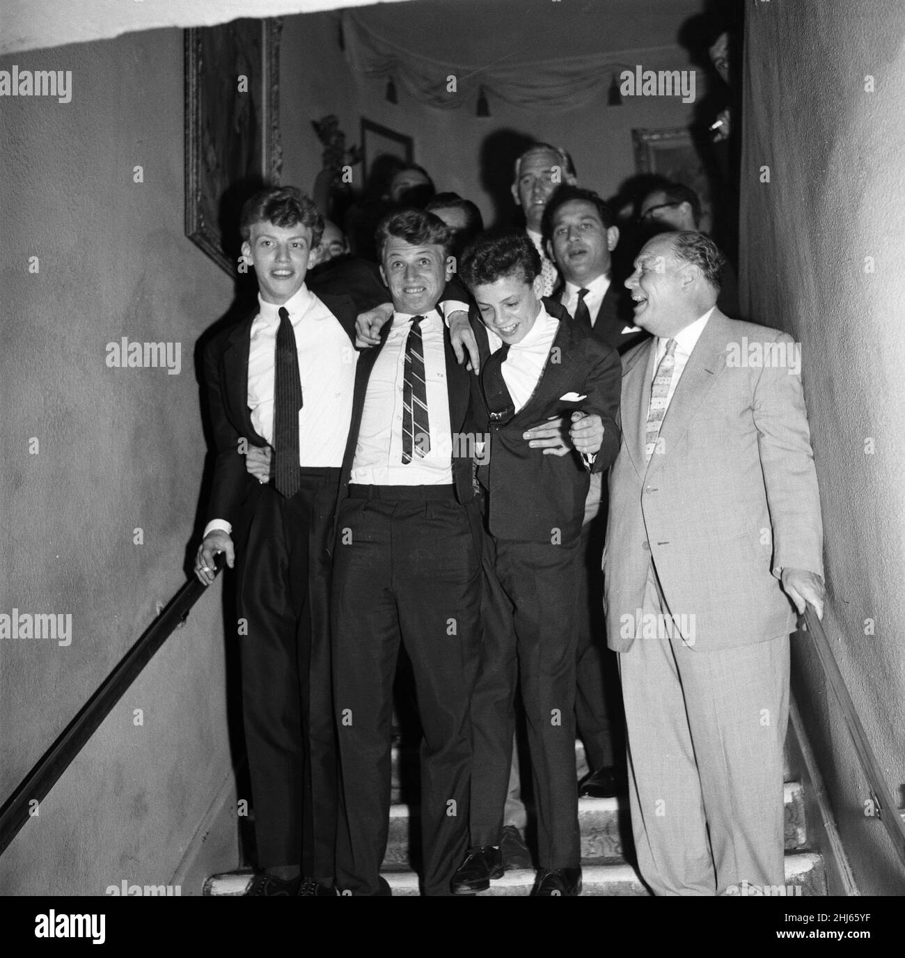 Tommy Steele photographié arrivant pour sa fête de cerf dans une boîte de nuit du West End.L-R le frère de Tommy, Colin, Tommy, le frère Roy et leur père.17th juin 1960. Banque D'Images