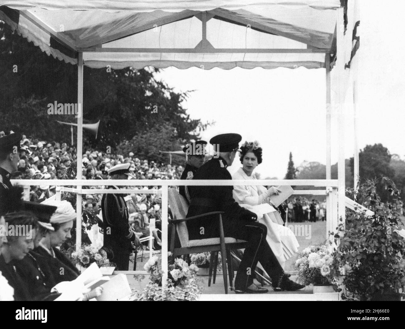 La reine Elizabeth II photographiée au cours d'une visite de deux jours à Cardiff, pays de Galles, samedi 6th août 1960.Dehors les spectacles d'image ...La Reine discute avec le général du Lt Sir Charles Coleman, colonel du régiment gallois, à l'occasion de la cérémonie de présentation en couleur, Bute Park. Banque D'Images