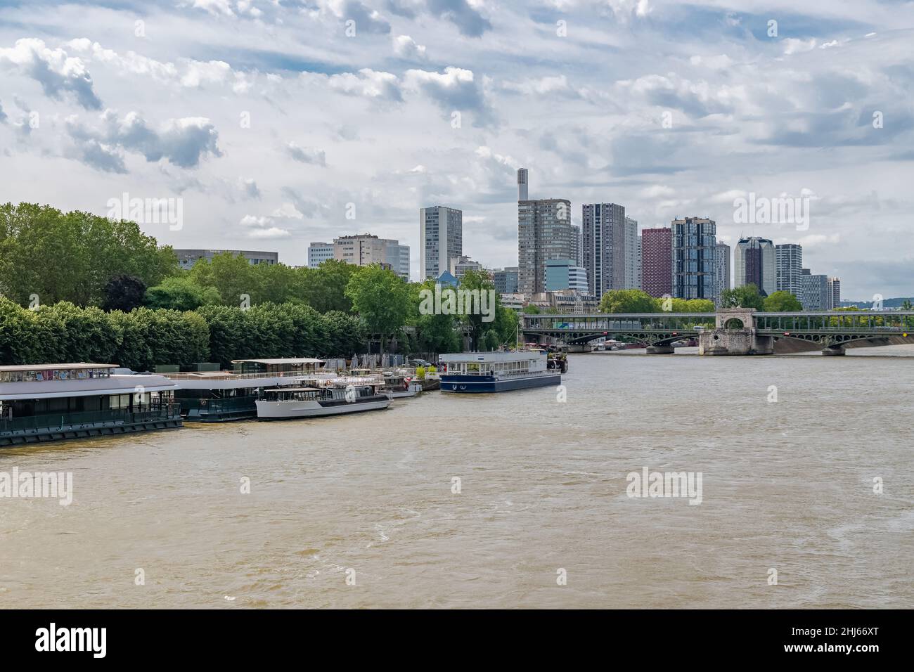 Paris, le pont Grenelle sur la Seine, avec les tours de Beaugrenelle Banque D'Images