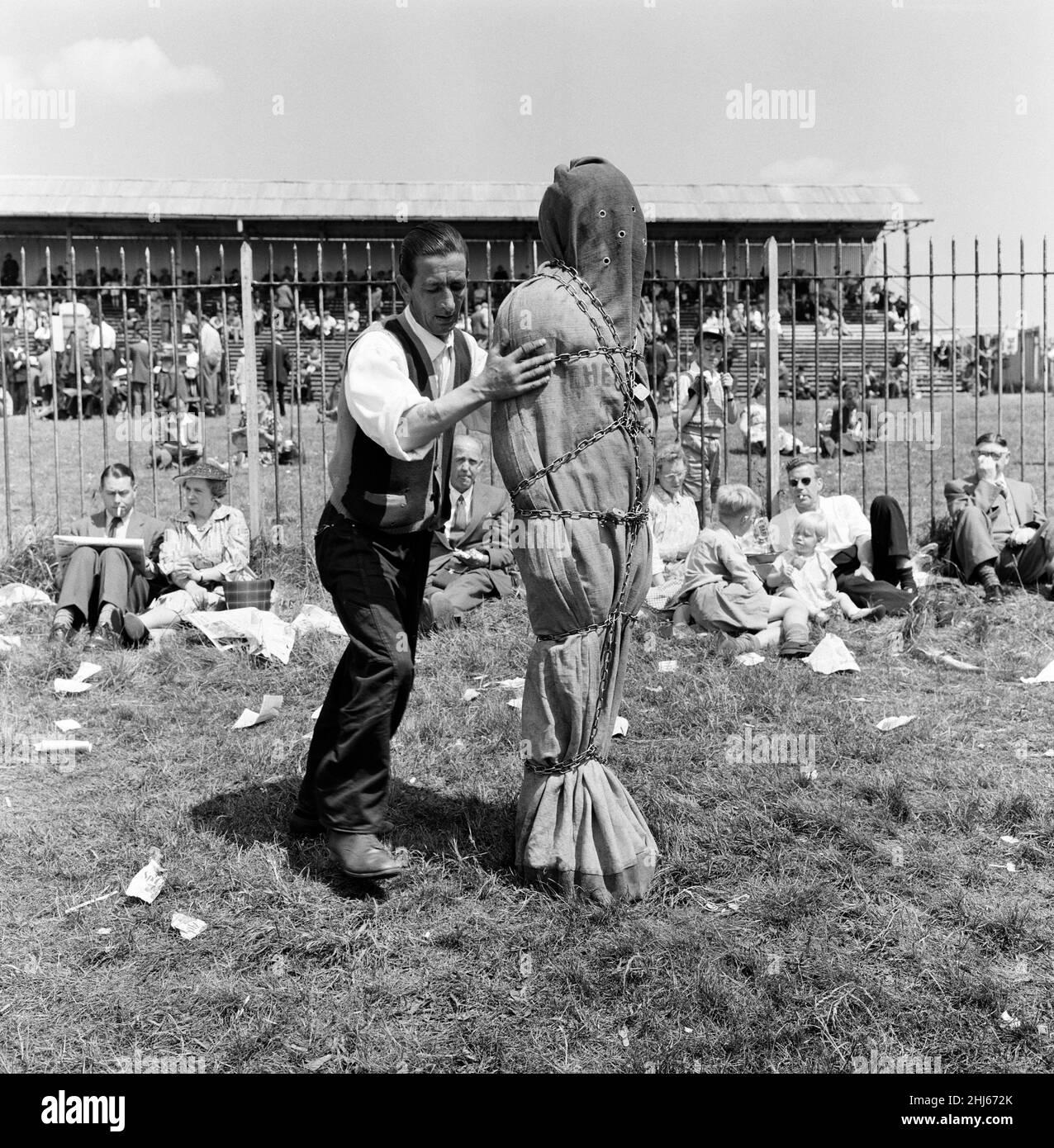 Derby Day à Epsom.Sur la photo, un homme fort enroulé dans des chaînes.3rd juin 1959. Banque D'Images