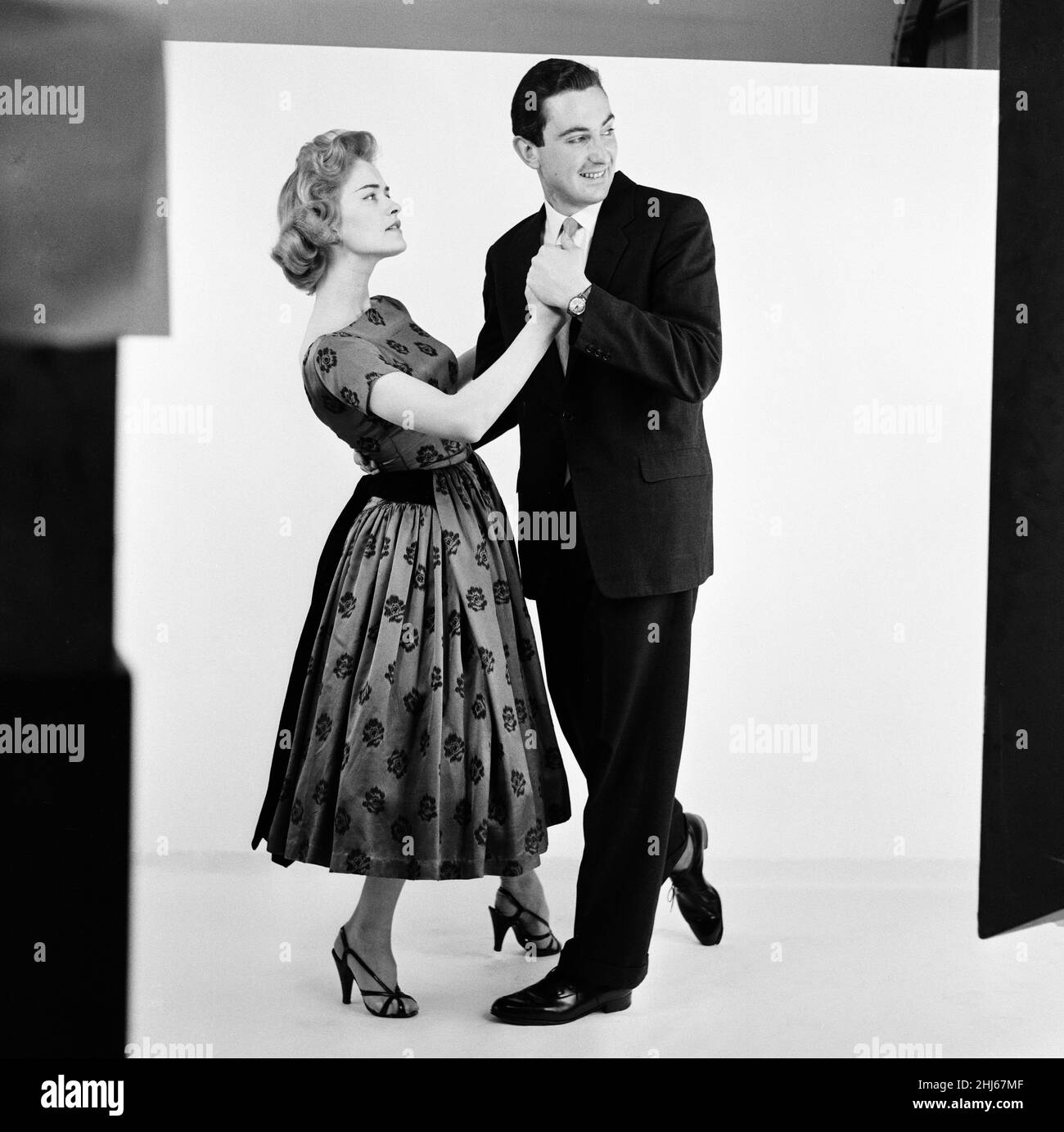 Danseurs (modèles) Jane Dore et Michael Ferris photographiés pour une série "enseigner à votre mari les faits de la vie" dans le miroir du dimanche de la femme.Mai 1957. Banque D'Images