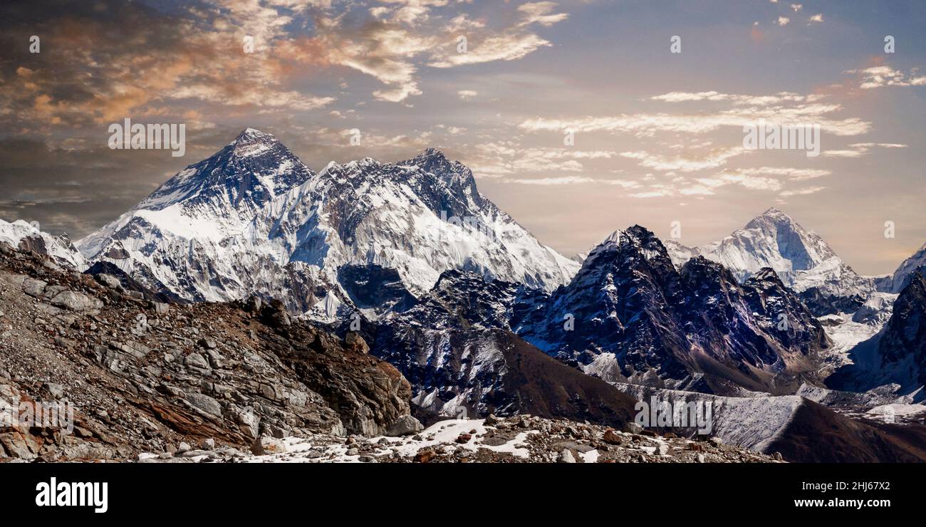 Vue de Renjo la Pass 5417 m à l'est sur l'Himalaya avec le mont Everest, 8848 m, Nuptse, 7879 m et Lhotse, 8516 m, Khumbu Himal, Himalaya, Népal,A Banque D'Images