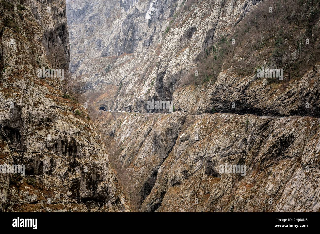 Rivière Moraca, canyon Platije.Magnifique Canyon de Moraca en hiver, Monténégro ou Crna Gora, Balkans, Europe. monténégro, canyon, route de montagne. Banque D'Images