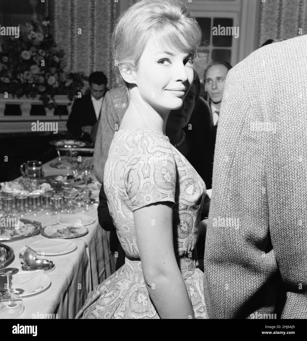 Annette Stroyberg, actrice danoise, à Londres, dimanche 14th décembre 1958.Annette est au Royaume-Uni pour un test d'écran, elle espère un rôle dans le nouveau film les armes de Navarone. Banque D'Images