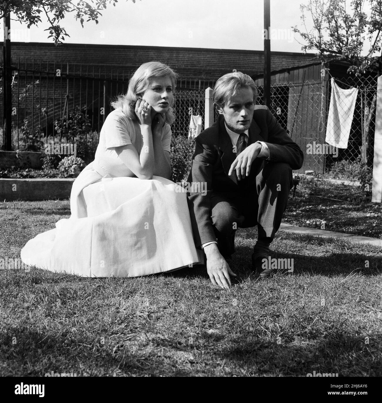 L'actrice Jill Ireland est photographiée avec son nouveau mari, l'acteur David McCallum.12th mai 1957. Banque D'Images