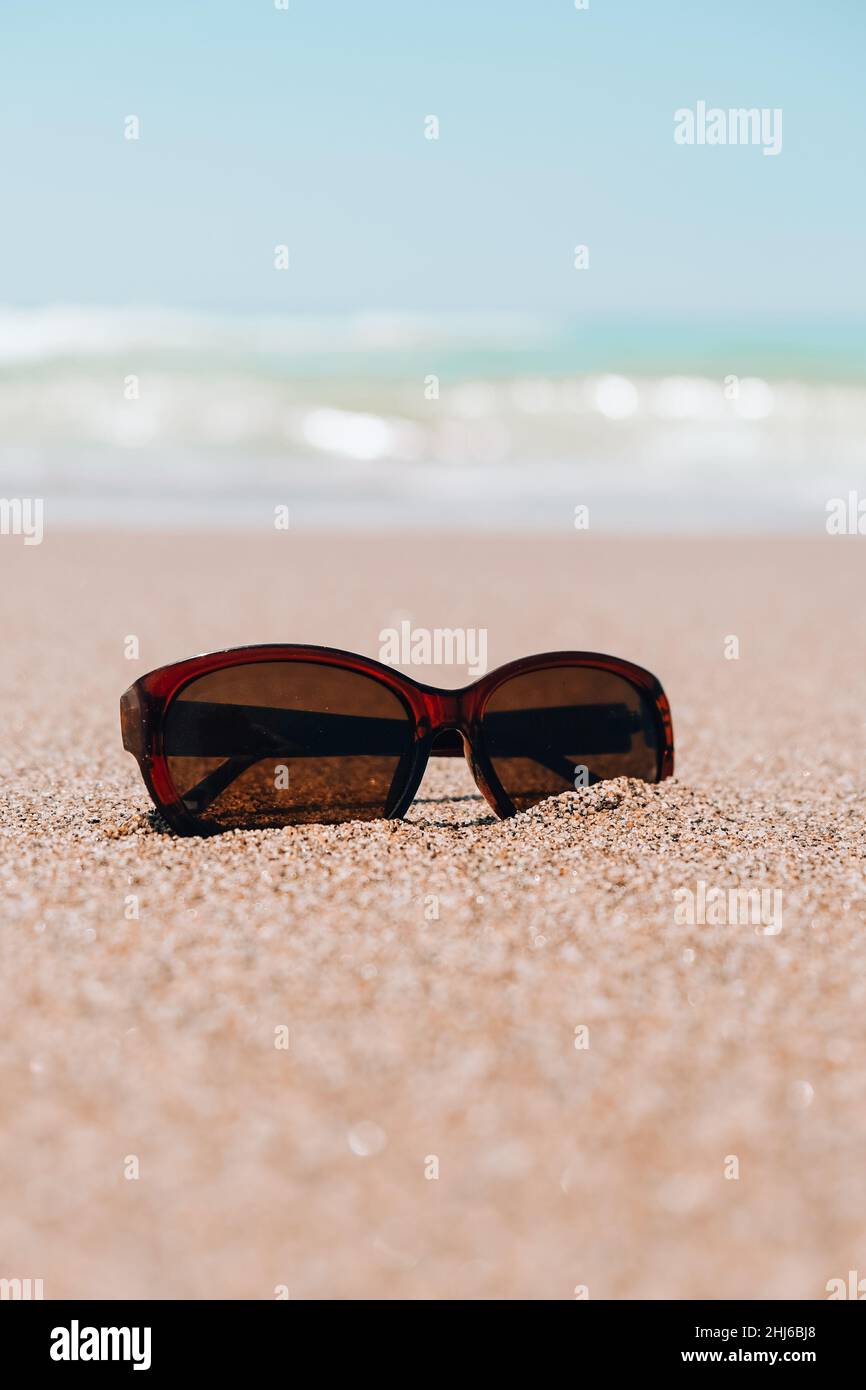 Lunettes de soleil sur le sable. Concept de vacances d'été. Lunettes de  soleil protectrices sur la plage de sable au bord de la mer tropical par  beau temps Photo Stock - Alamy