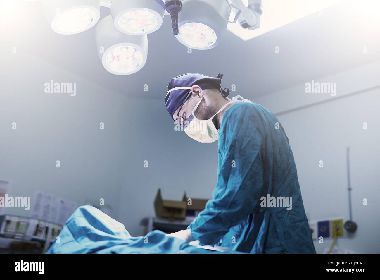Avec précaution.Photo d'un jeune chirurgien spécialisé effectuant une chirurgie sur un patient dans une salle d'opération. Banque D'Images