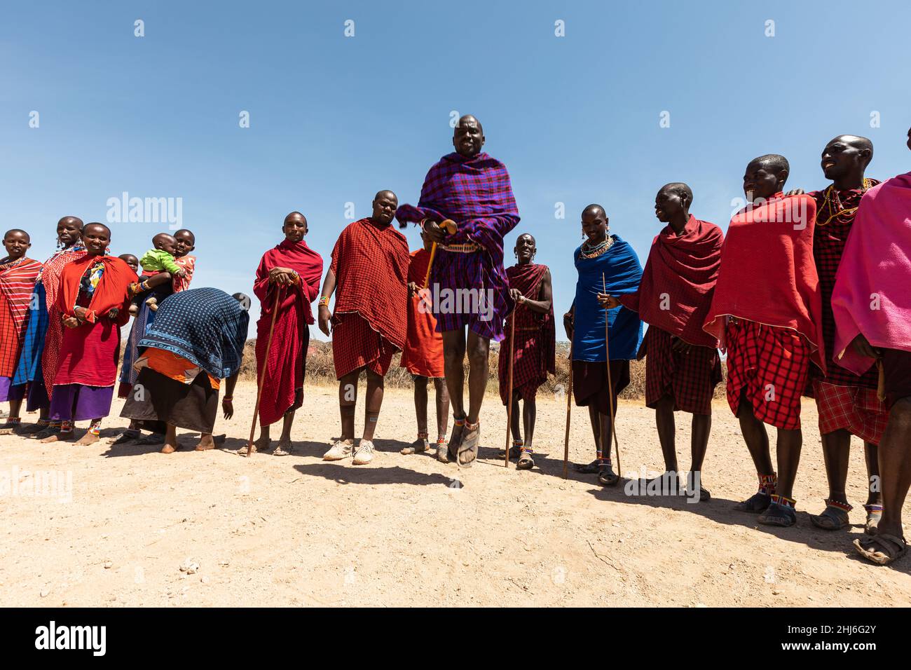 PARC NATIONAL D'AMBOSELI - 17 SEPTEMBRE 2018 : le jeune homme de Maasai démontre sa force en exécutant une danse traditionnelle d'accouplement de masai Banque D'Images