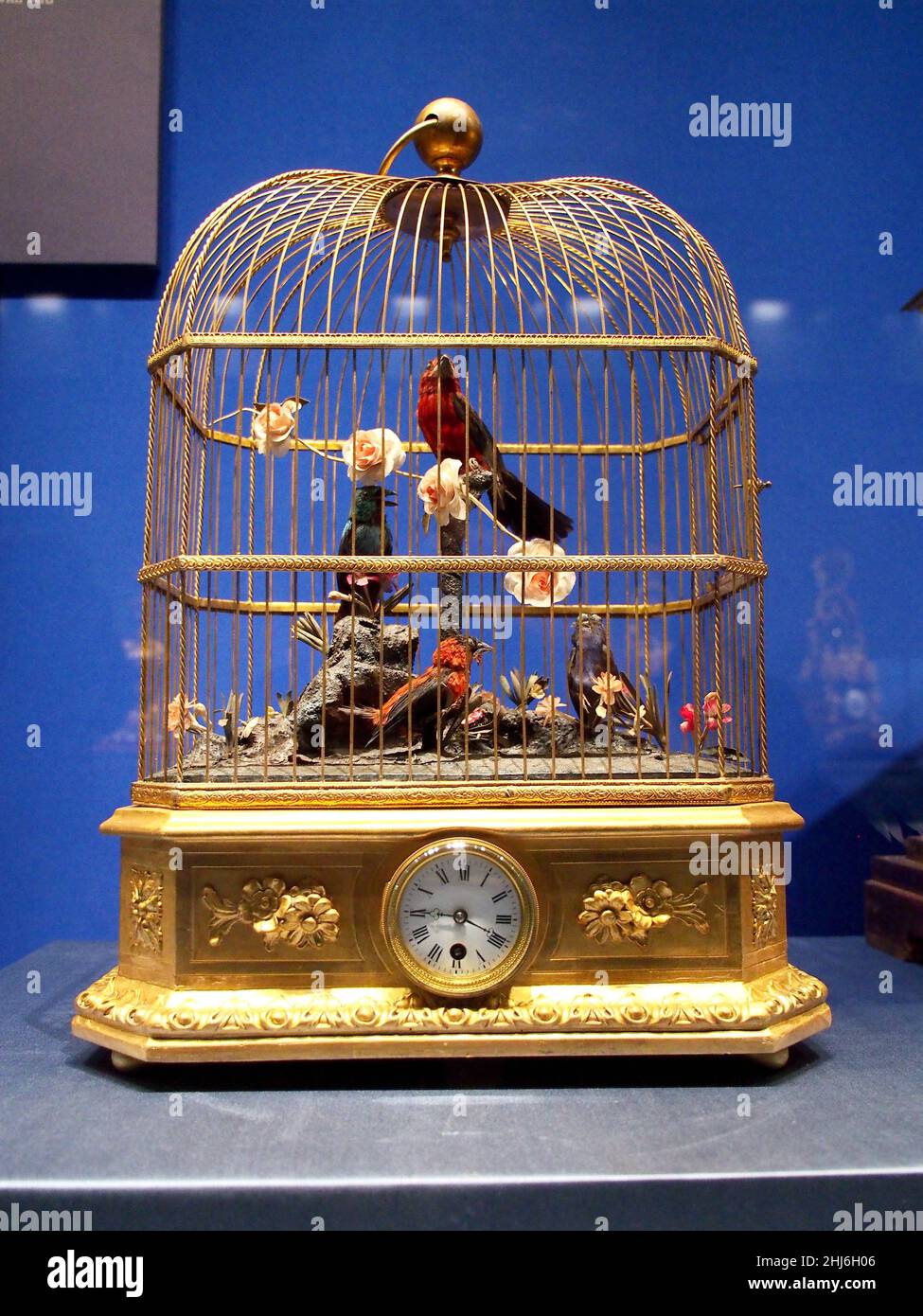 BEIJING, CHINE - 26 JANVIER 2022 - la montre Birdsong cage de Golden Lacquer Block (19th Century Switzerland) est exposée au Jingling Time: A JO Banque D'Images