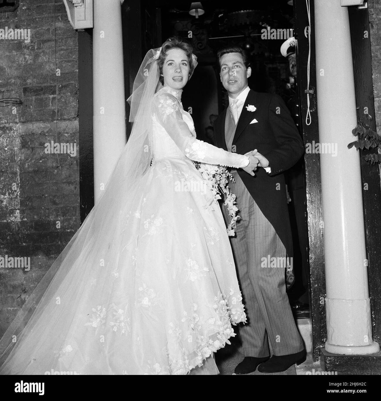 Le mariage de Julie Andrews et Tony Walton à l'église St Mary Oatlands, Weybridge, Surrey.10th mai 1959. Banque D'Images