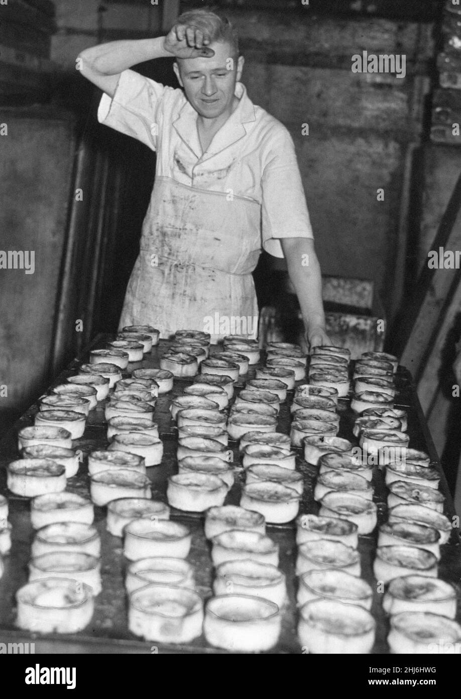 Les boulangers terminent les tartes, prêtes à être livrées à la Busy Edinburgh Bakery, le vendredi 1st février 1957.Des fournitures supplémentaires sont prévues, avec une foule importante prévue pour trois matchs dans la ville ce samedi, les cafés et les restaurants sont sûrs d'être occupés.Scottish FA Cup Cinquième tour matches Hibernian v Aberdeen, coeur de Midlothian v Rangers et Edinburgh FC v TBC? Banque D'Images