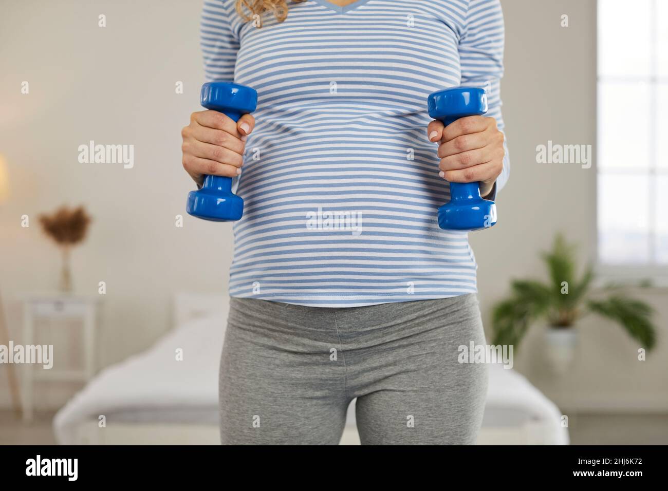 Une femme enceinte en bonne santé fait du sport pendant la grossesse Banque D'Images