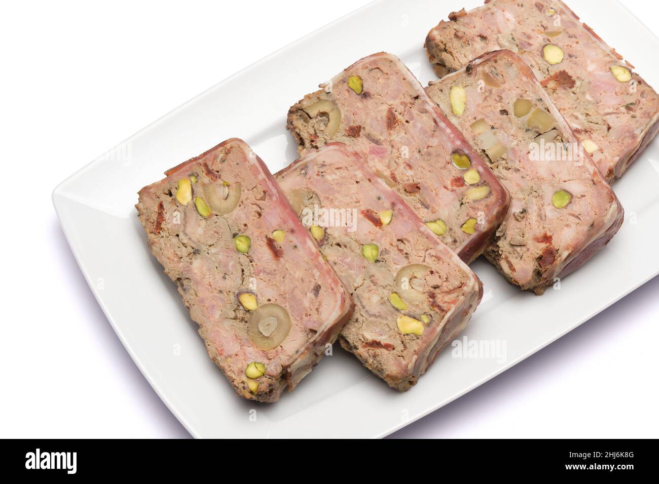 Terrine française traditionnelle en tranches recouverte de bacon isolé sur fond blanc Banque D'Images