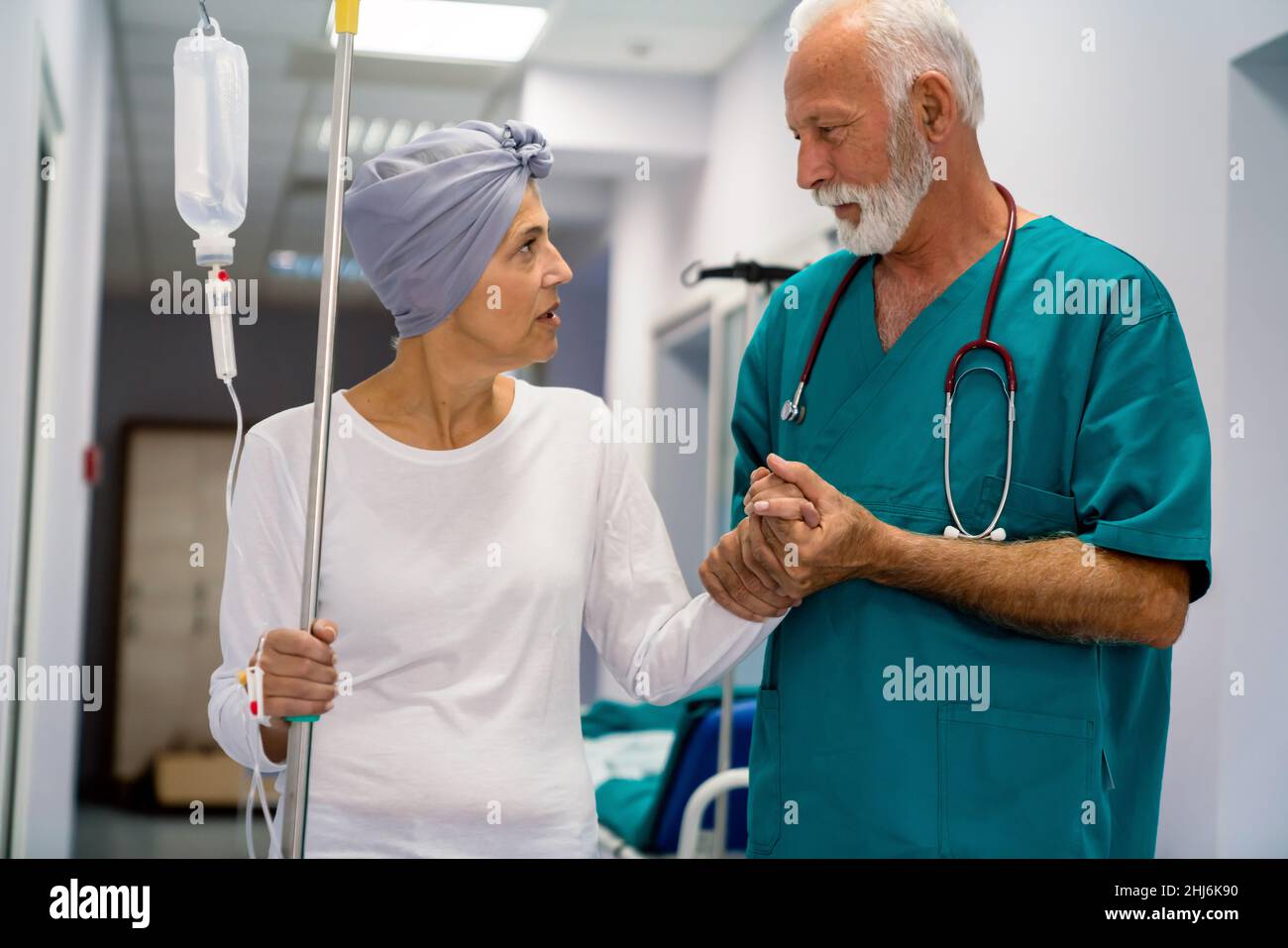 Femme atteinte d'un cancer pendant la chimiothérapie après une maladie à l'hôpital Banque D'Images