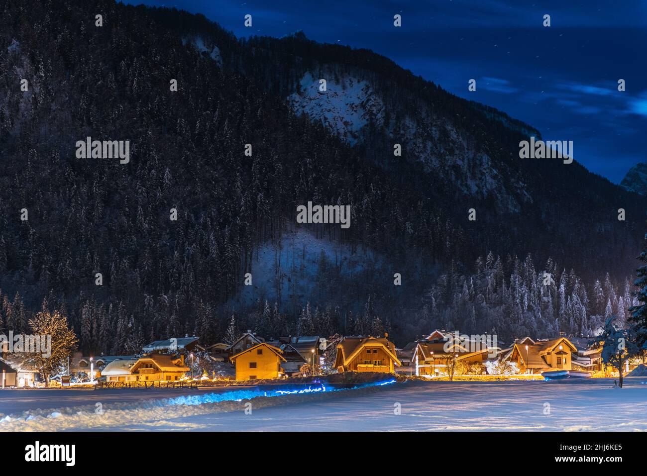 Nuit enneigée, vue d'hiver sur un village de montagne italien.Malborghetto Valbruna, Alpes juliennes, province d'Udine, Friuli Venezia Giulia, Italie. Banque D'Images