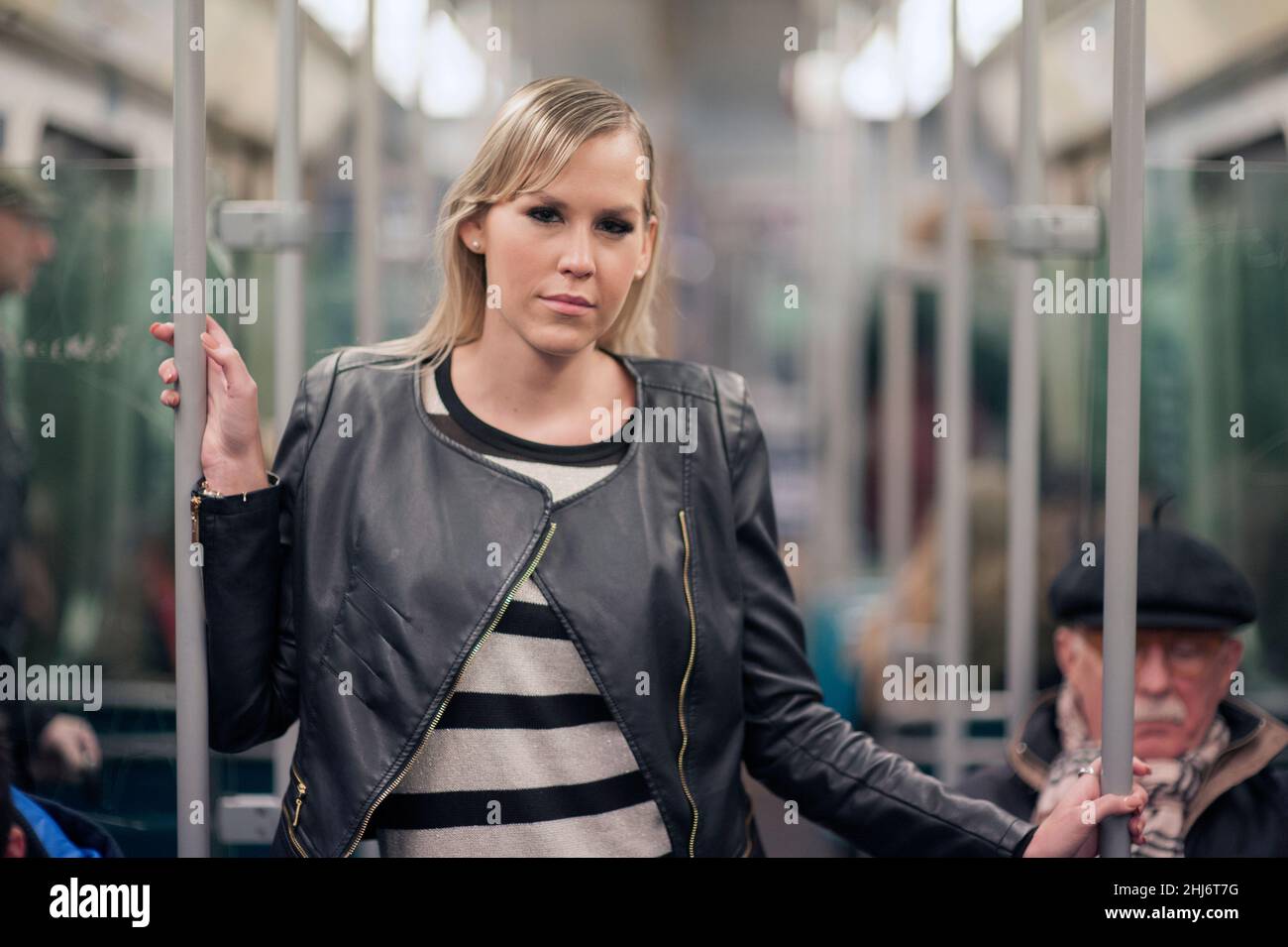 Rotterdam, pays-Bas. Jeune adulte, femme de race blanche qui se déplace en métro en dehors des heures de pointe vers sa destination au centre-ville Port de Rotterdam. Banque D'Images