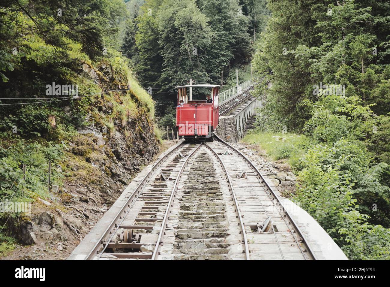 Funiculaire de Reichenbachfall.Transport historique en téléphérique rouge de Willigen aux célèbres chutes de Reichenbach dans l'Oberland bernois, en Suisse. Banque D'Images