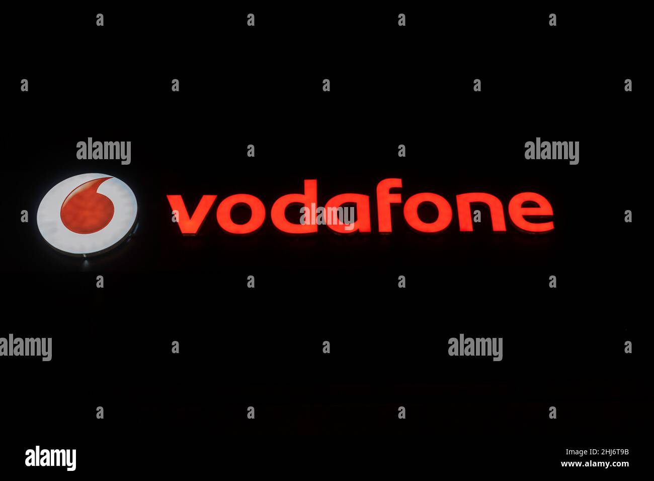 Allemagne , Halle , 29.10.2021 , néon signe de la société Vodafone dans un magasin Banque D'Images