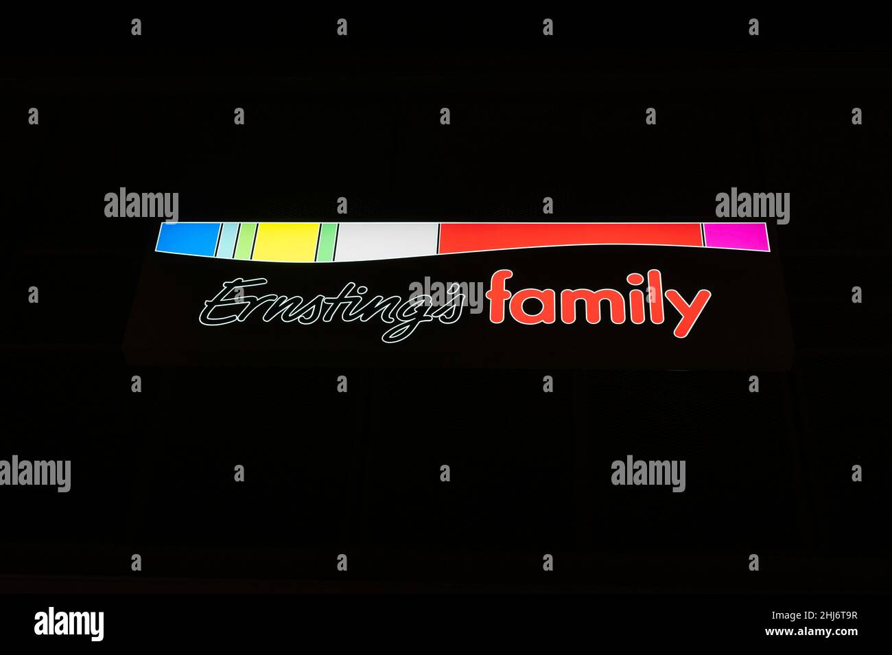 Allemagne , Halle , 29.10.2021 , Publicité illuminée de la famille Ernstings Banque D'Images