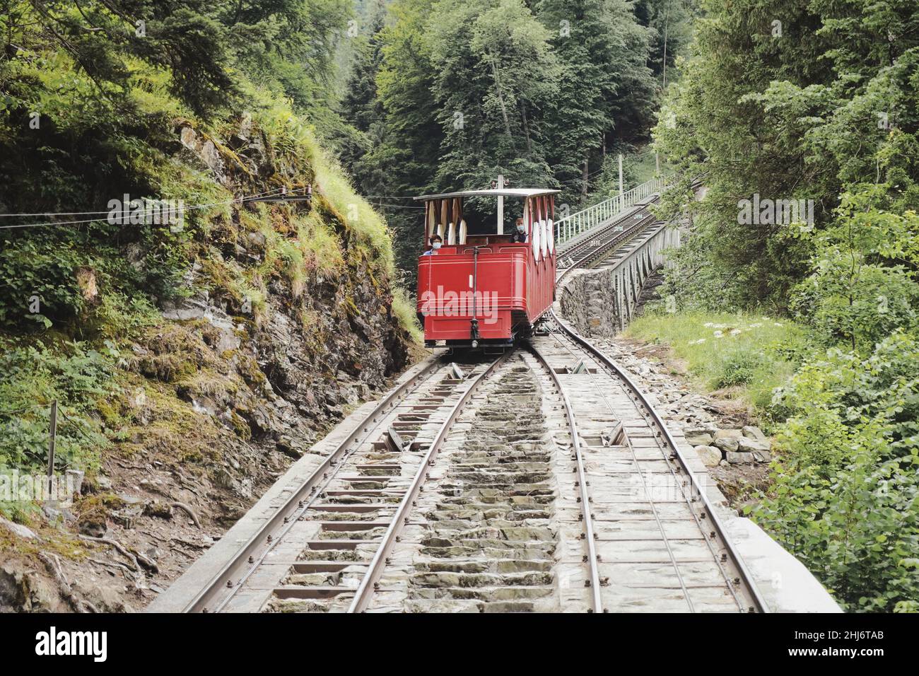 Funiculaire de Reichenbachfall.Transport historique en téléphérique rouge de Willigen aux célèbres chutes de Reichenbach dans l'Oberland bernois, en Suisse. Banque D'Images