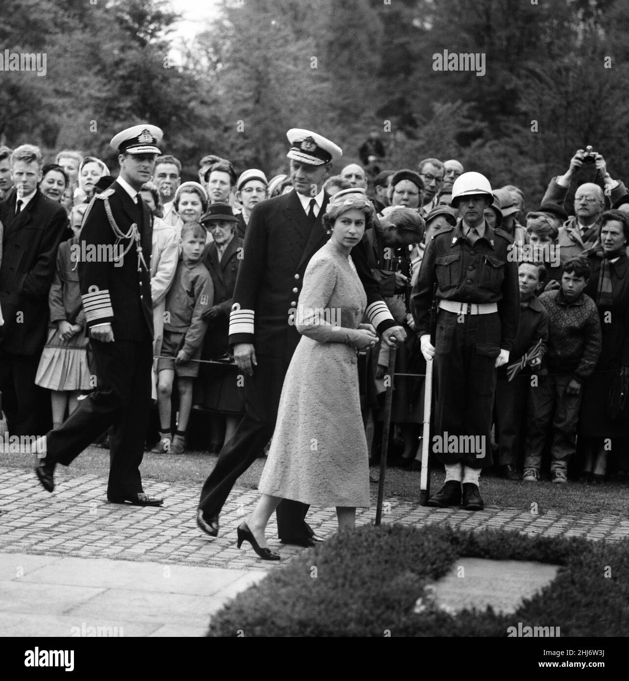 Visite de la reine Elizabeth II et du prince Philip, duc d'Édimbourg au Danemark.La reine Elizabeth II et le prince Philip photographiés avec le roi Frederik IX du Danemark lors d'une visite du cimetière du souvenir au mouvement de résistance.23rd mai 1957. Banque D'Images