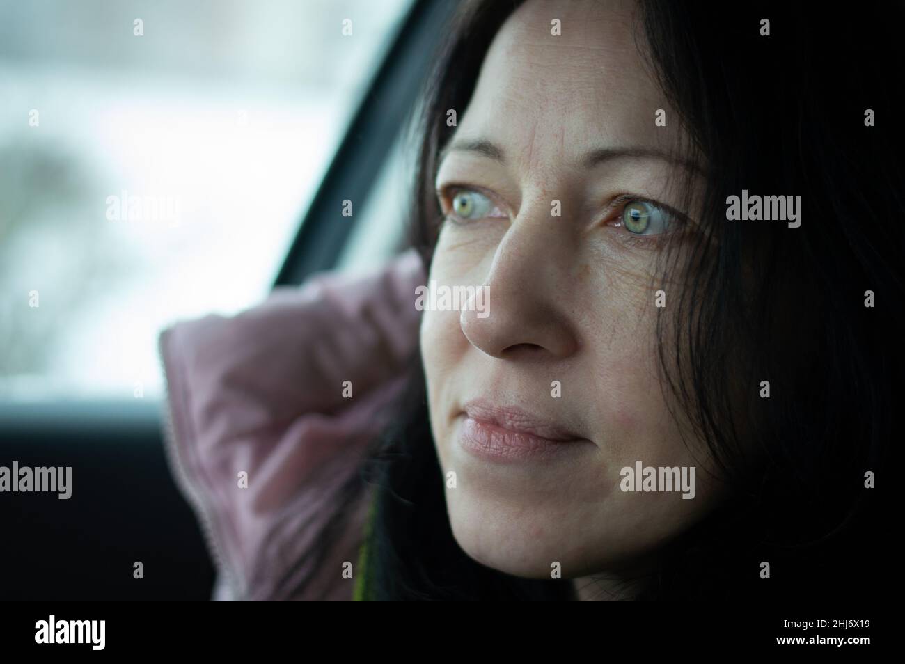 Femme heureuse assise en voiture et souriante.Des gens heureux Banque D'Images