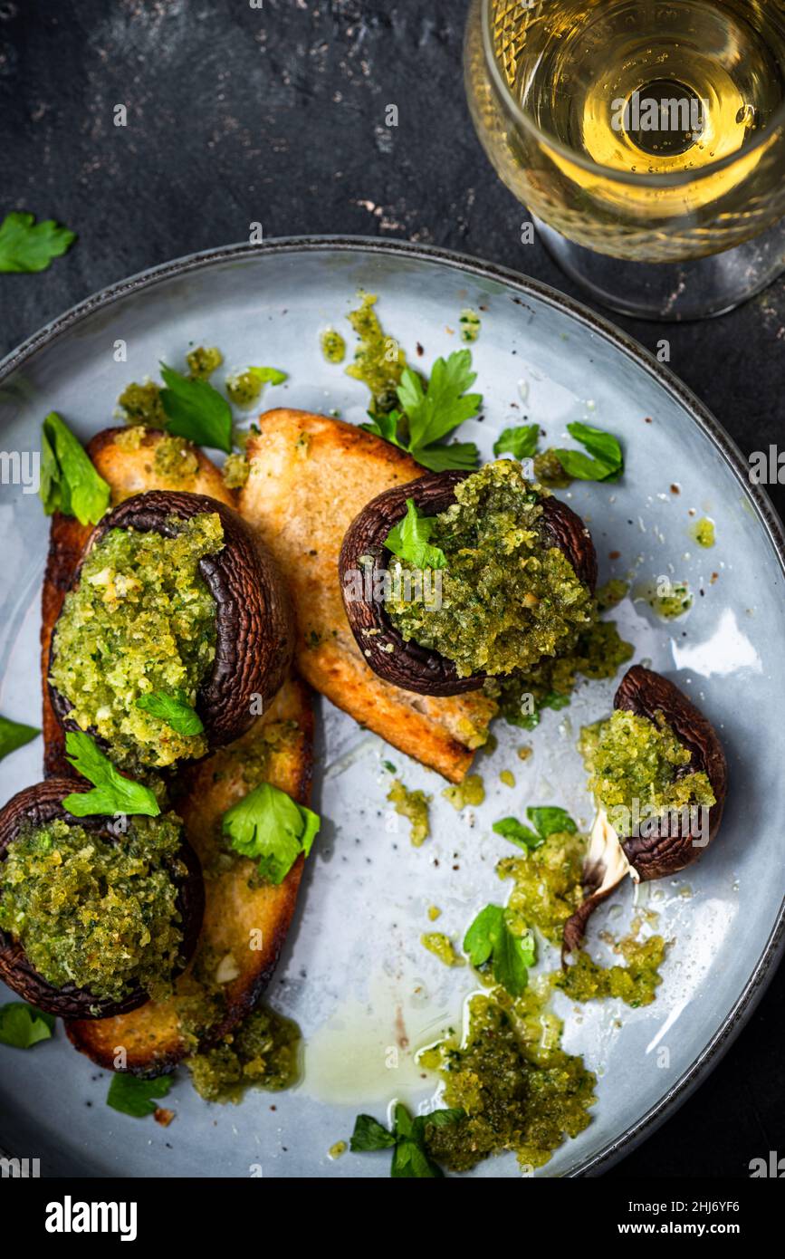 Manger un déjeuner végétarien sain.Champignons sur toasts. Banque D'Images