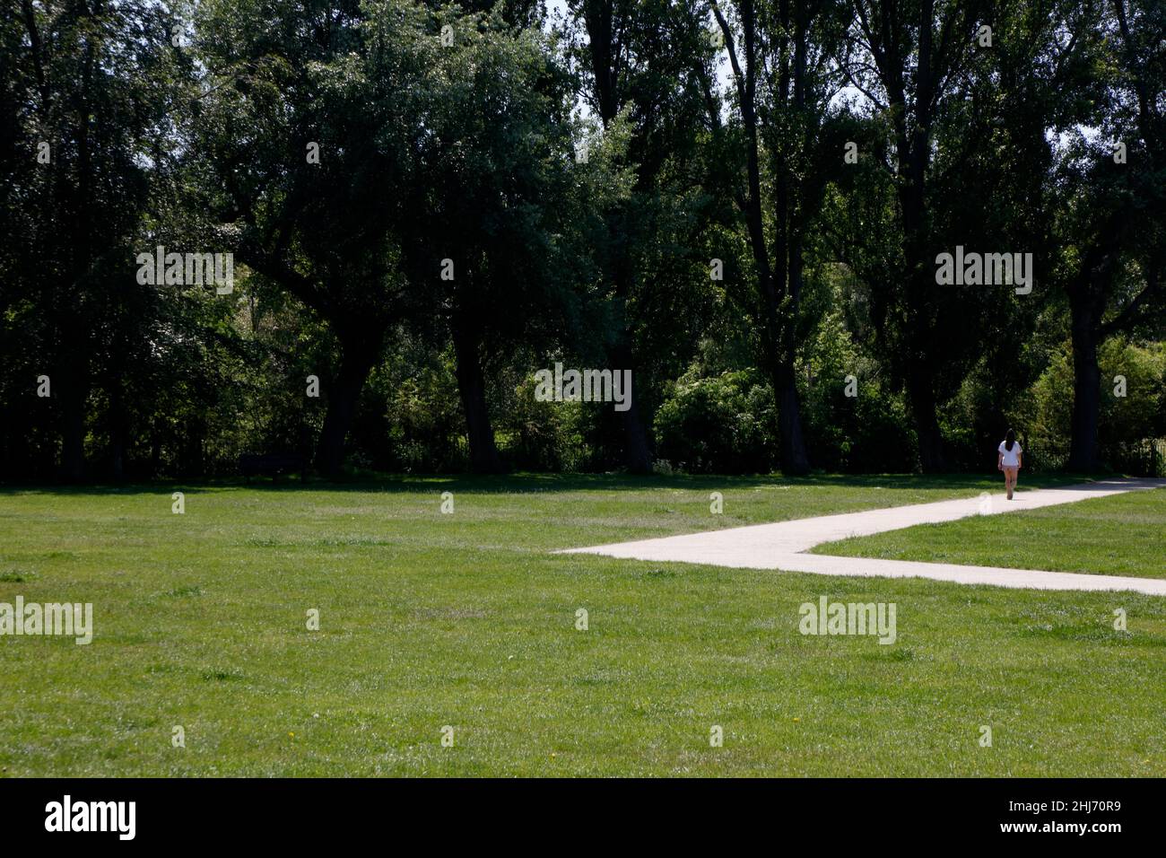 Jogging traversant le parc King George, Southfields, Londres, Royaume-Uni Banque D'Images Jogging traversant le parc King George, Southfields, Londres, Royaume-Uni Banque D'Images