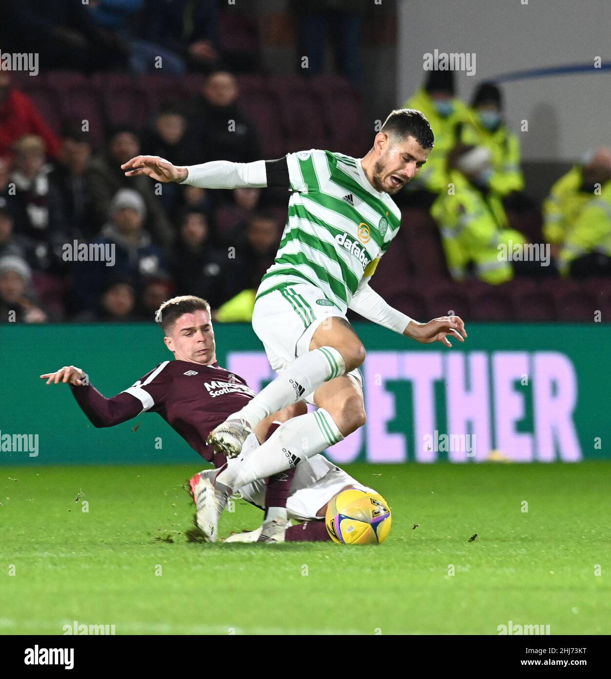 Tynecastle Park, Edinburgh Scotland.UK.26th Jan 22 Hearts vs Celtic Cinch Premiership match.Cameron Devlin (#14) de coeur de Midlothian FC fout sur NIR Bitton (#6) de Celtic FC crédit: eric mccowat/Alay Live News Banque D'Images