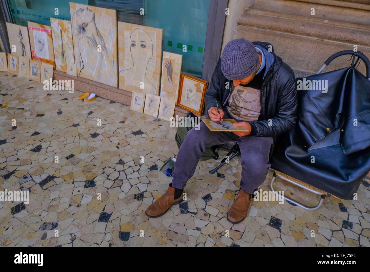 Octobre 2021 Bologne, Italie : artiste de rue dessinant dans la ville à travers ses peintures. Vie urbaine Banque D'Images