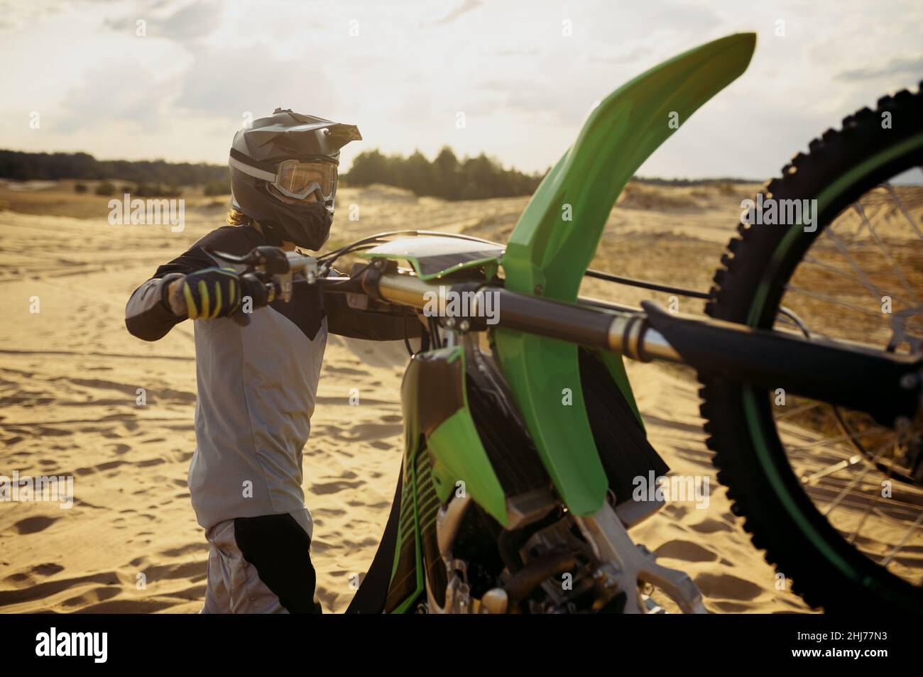 Conducteur de motocross extrême sur piste de terre Banque D'Images