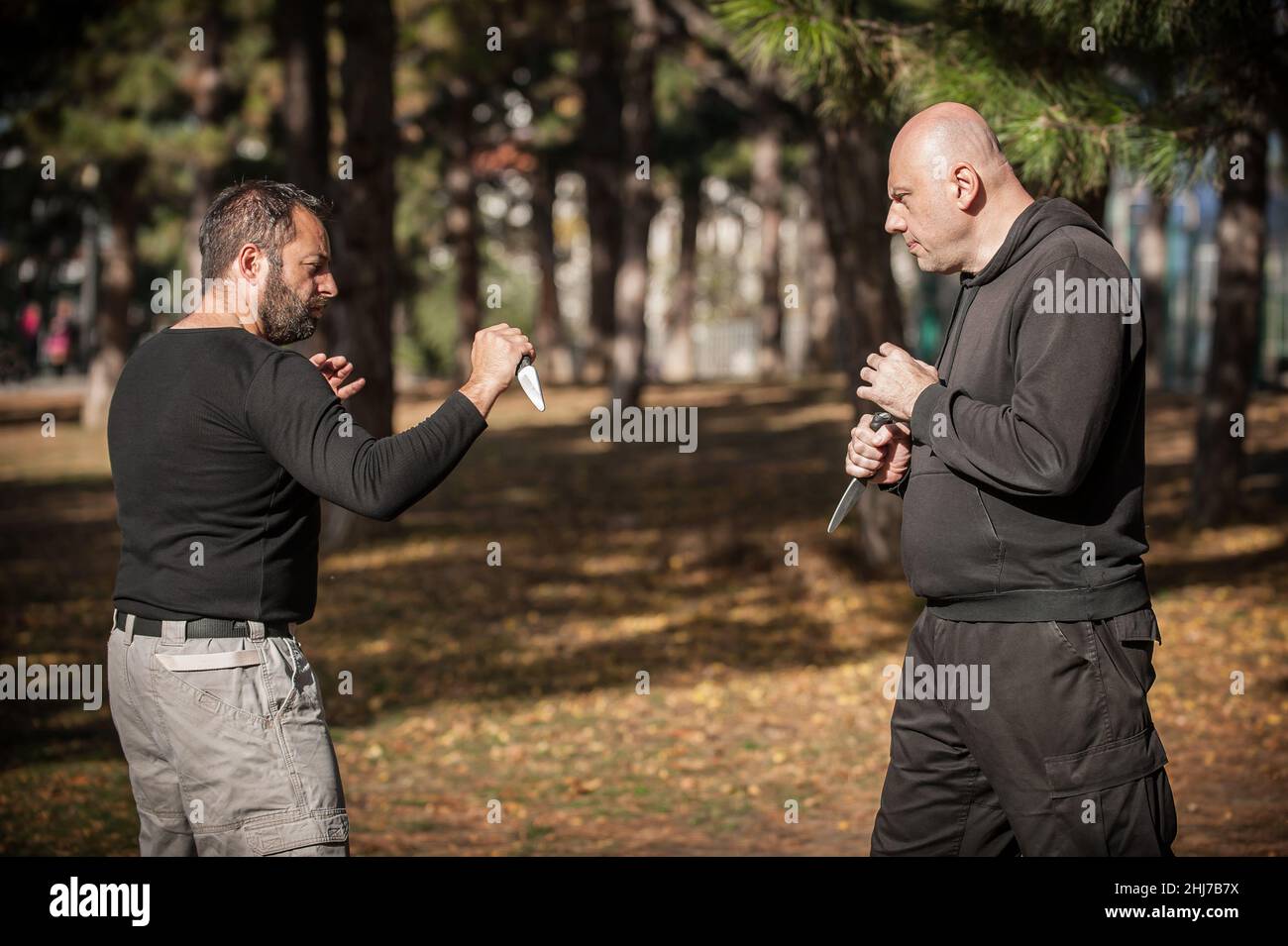 Combat entre les couteaux et les couteaux.Les instructeurs de Kapap démontrent la méthode de formation à la somada.Démonstration de la technique d'entraînement au désarmement des armes Banque D'Images