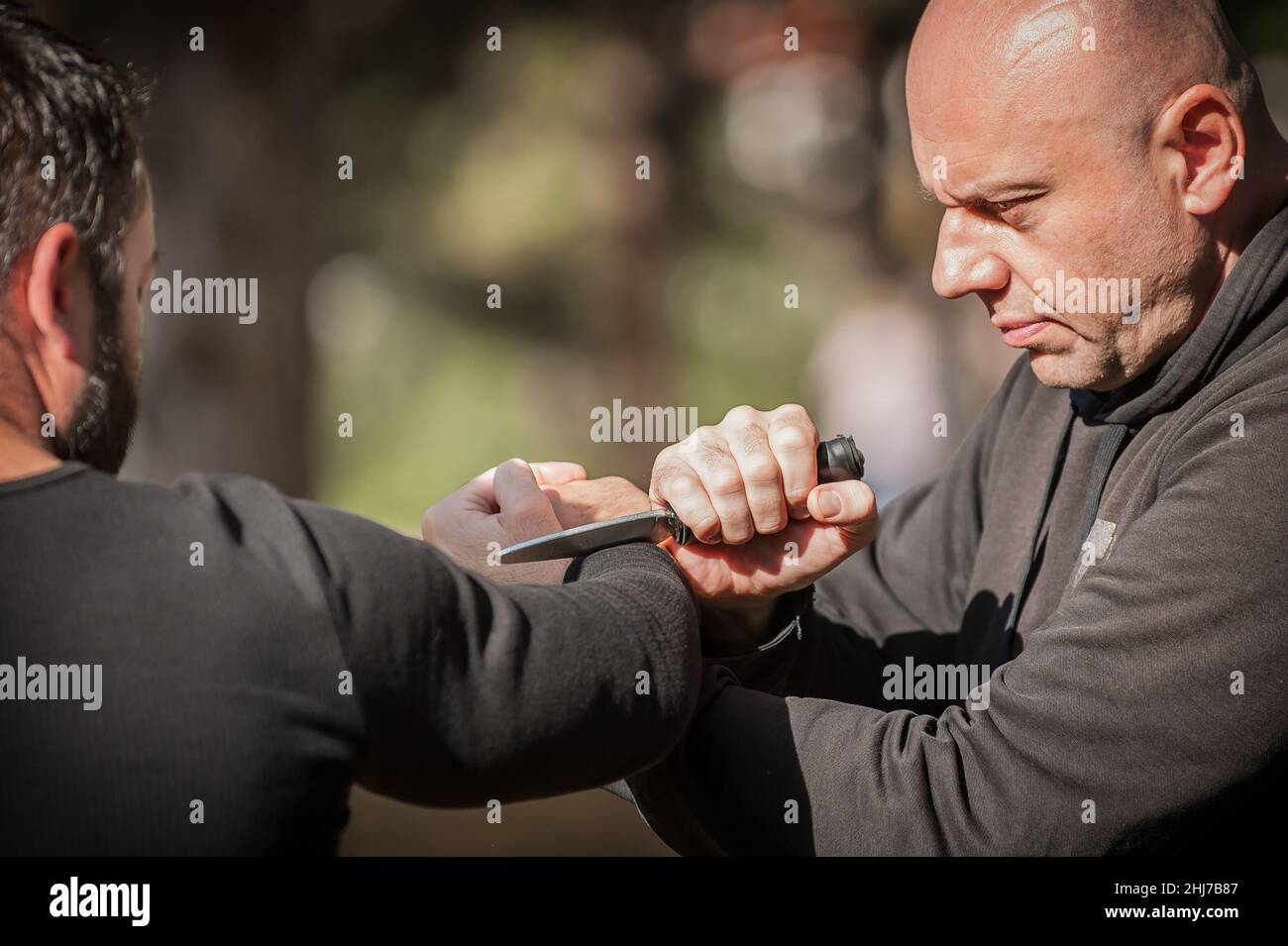 Combat entre les couteaux et les couteaux.Les instructeurs de Kapap démontrent la méthode de formation à la somada.Démonstration de la technique d'entraînement au désarmement des armes Banque D'Images