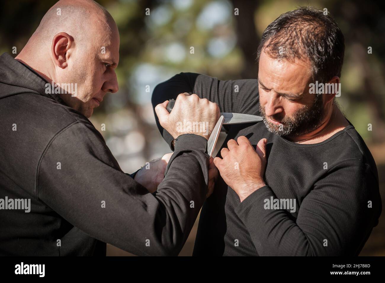 Combat entre les couteaux et les couteaux.Les instructeurs de Kapap démontrent la méthode de formation à la somada.Démonstration de la technique d'entraînement au désarmement des armes Banque D'Images
