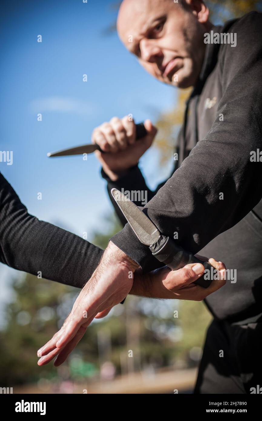 Combat entre les couteaux et les couteaux.Les instructeurs de Kapap démontrent la méthode de formation à la somada.Démonstration de la technique d'entraînement au désarmement des armes Banque D'Images