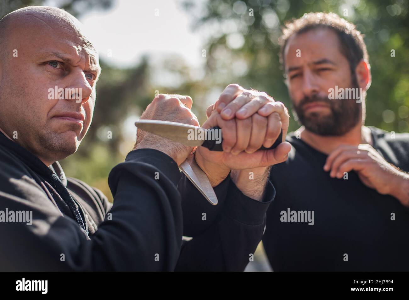 Combat entre les couteaux et les couteaux.Les instructeurs de Kapap démontrent la méthode de formation à la somada.Démonstration de la technique d'entraînement au désarmement des armes Banque D'Images