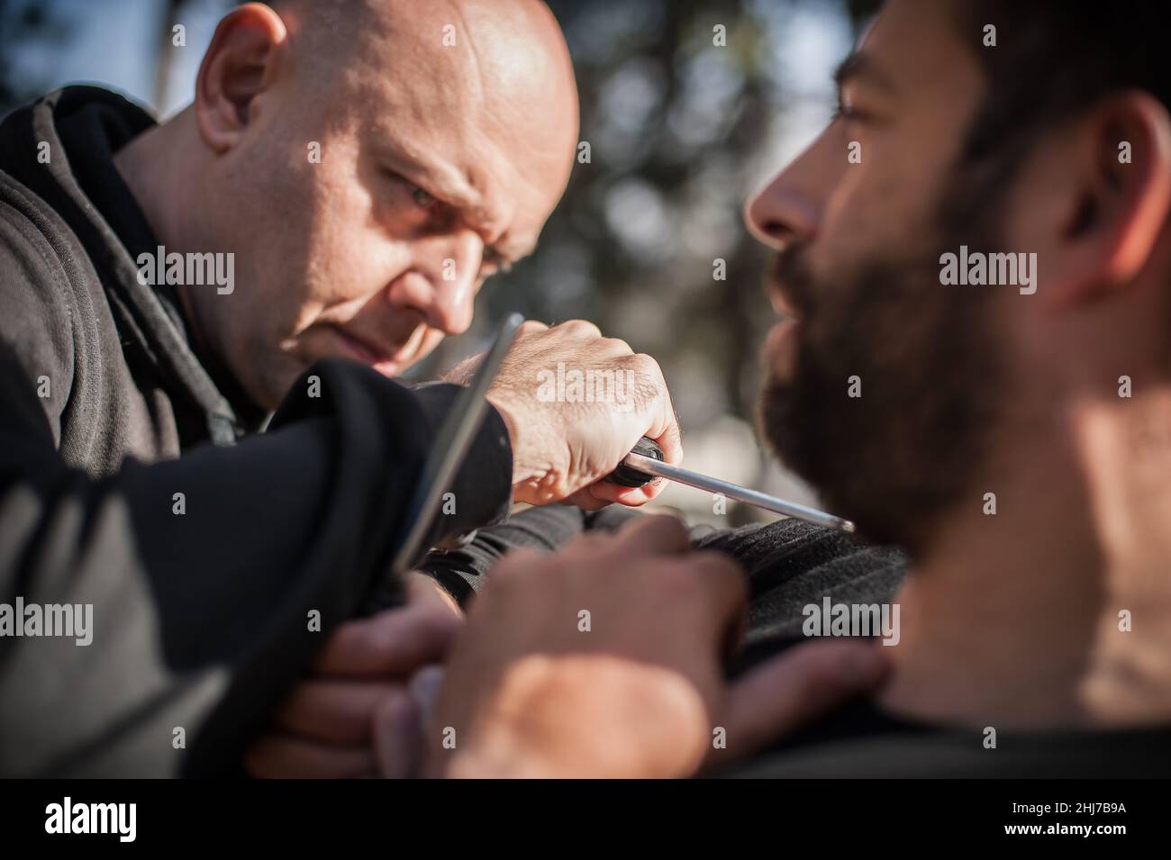 Combat entre les couteaux et les couteaux.Les instructeurs de Kapap démontrent la méthode de formation à la somada.Démonstration de la technique d'entraînement au désarmement des armes Banque D'Images