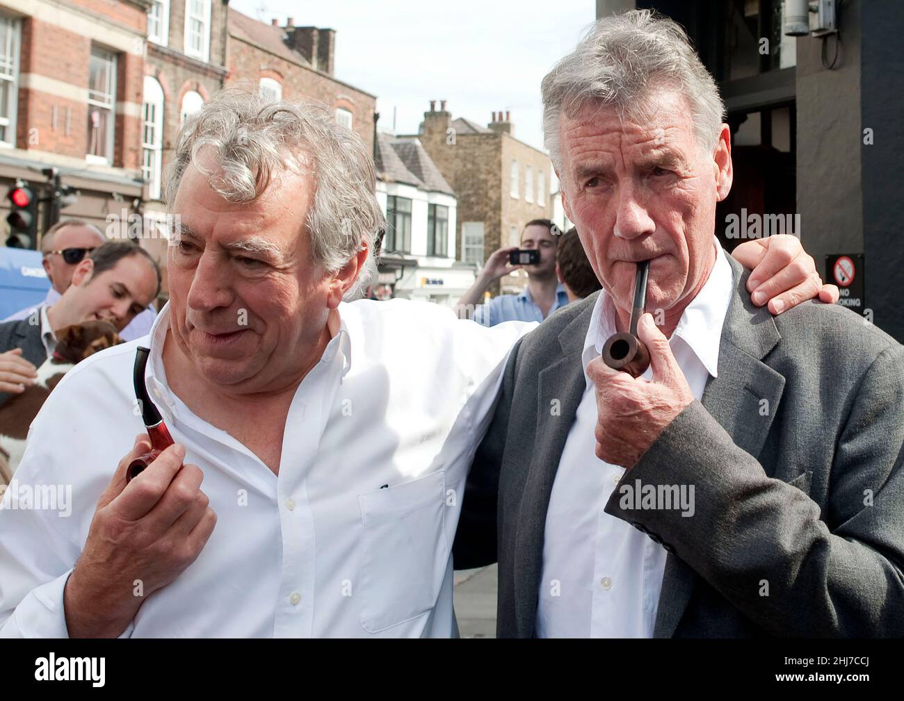 Graham Chapman de la renommée Monty Python avait une plaque bleue Mettez vers le haut sur l'Angel Inn à Highgate aujourd'hui assister Le dévoilement a été vieux chums Python Michael Banque D'Images