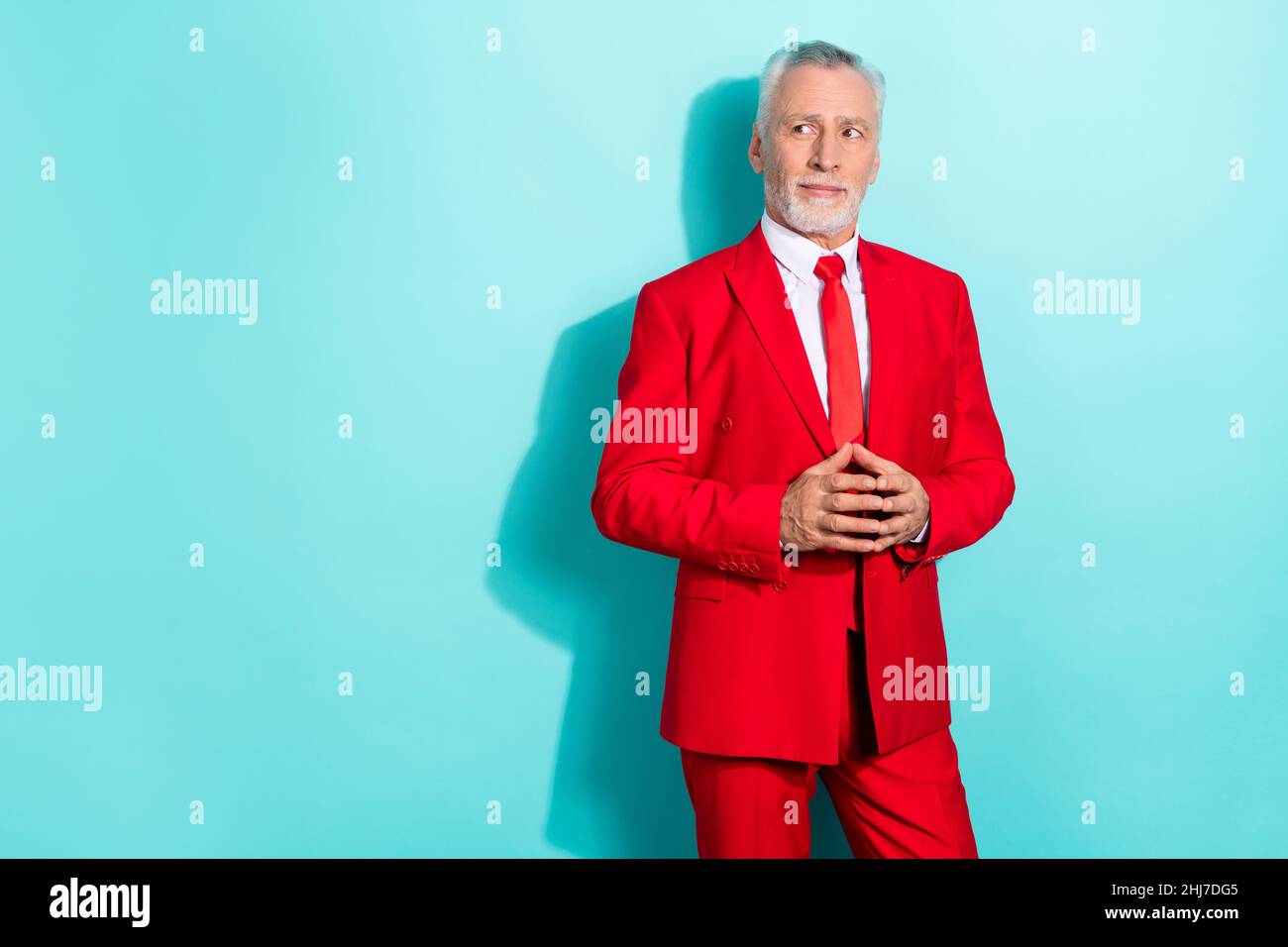 Photo de l'homme retraité rêveur porter costume rouge trois pièces regardant l'espace vide isolé couleur turquoise arrière-plan Banque D'Images