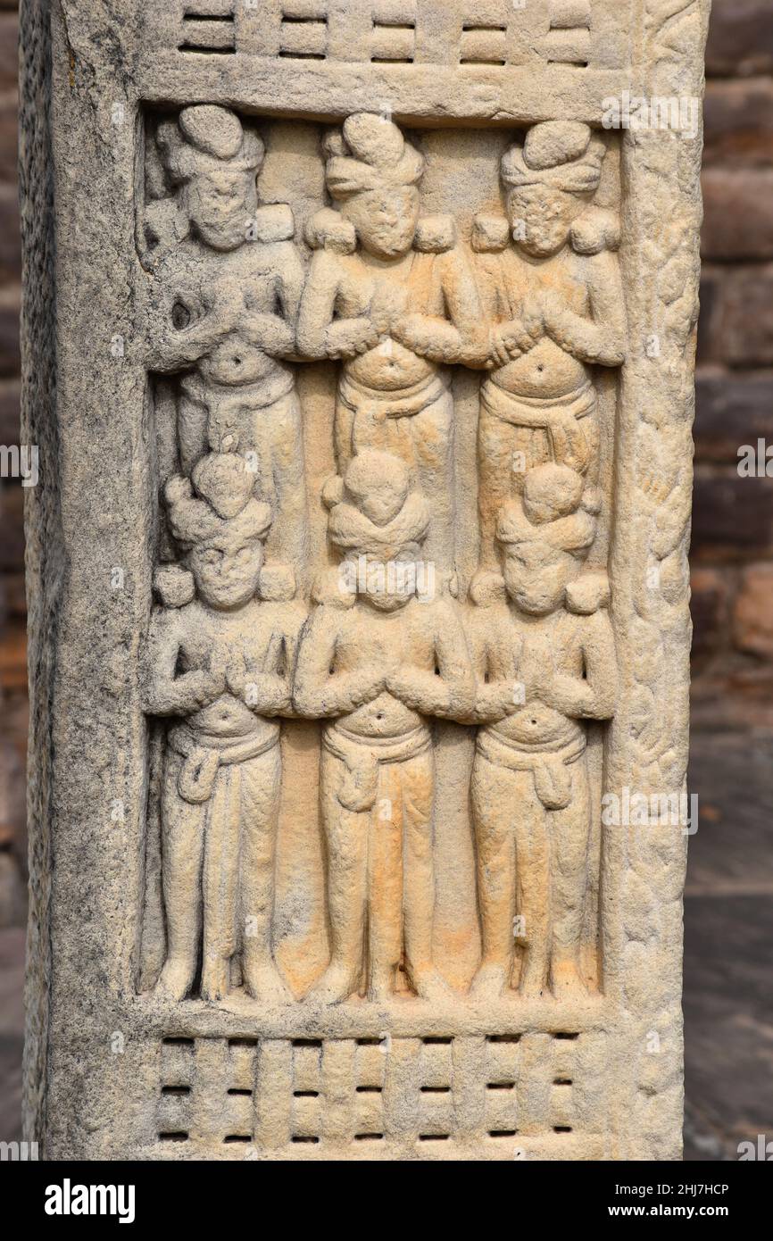 Stupa no 3, face avant, panneaux 2 et 3 sur les deux montants.Les dévotés adorant Bouddha.Site du patrimoine mondial, Sanchi, Madhya Pradesh, Inde. Banque D'Images