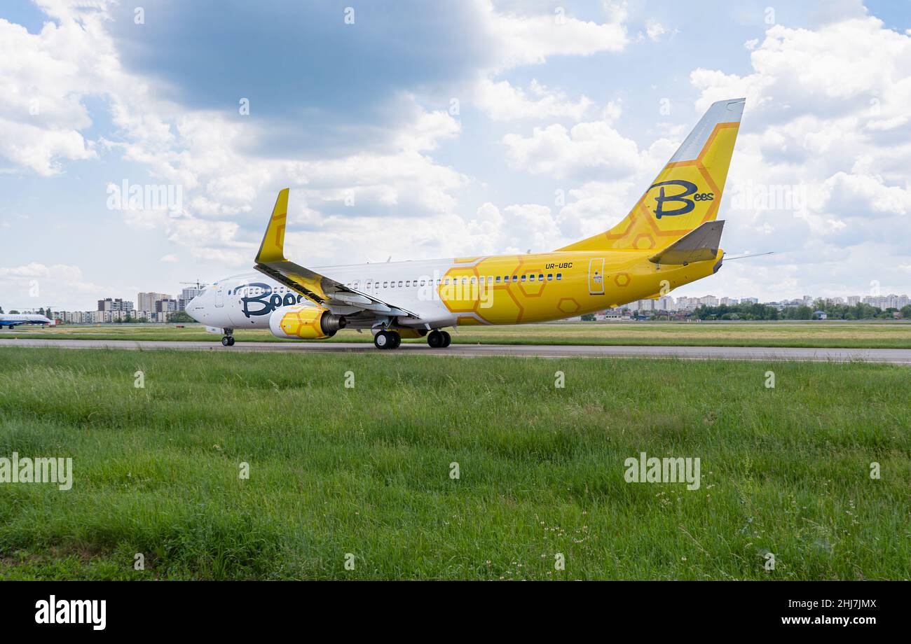 Kiev, Ukraine - 12 juin 2021 : Boeing 737 NG Max - MSN 29654.Compagnie aérienne Bees UR-UBC.Un bel avion jaune contre le ciel bleu prend son envol à l'aéroport Banque D'Images