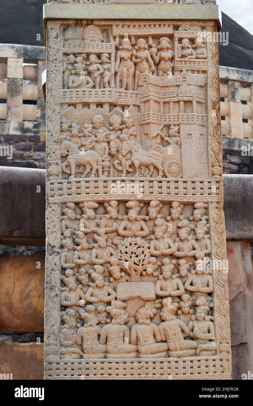 Stupa No 1, porte nord, pilier droit, face avant 3 : prédication à Shakyas Panel 2 : représente le départ du Bouddha à la recherche de la vérité le G Banque D'Images
