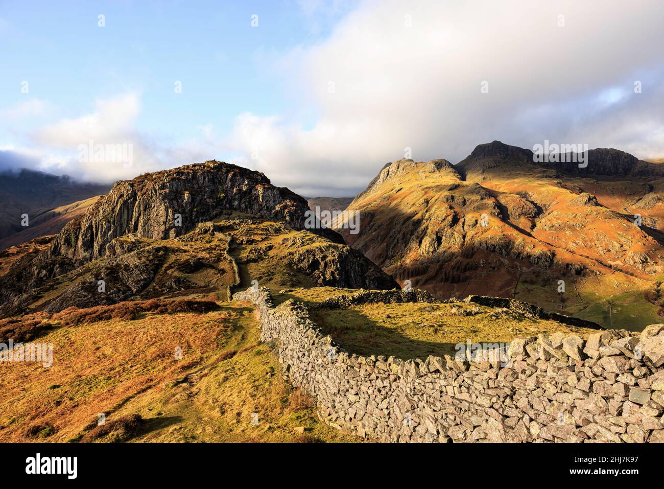 Vues le long du mur sur Lingmoor, en direction de l'ouest vers Langdale Fells Banque D'Images