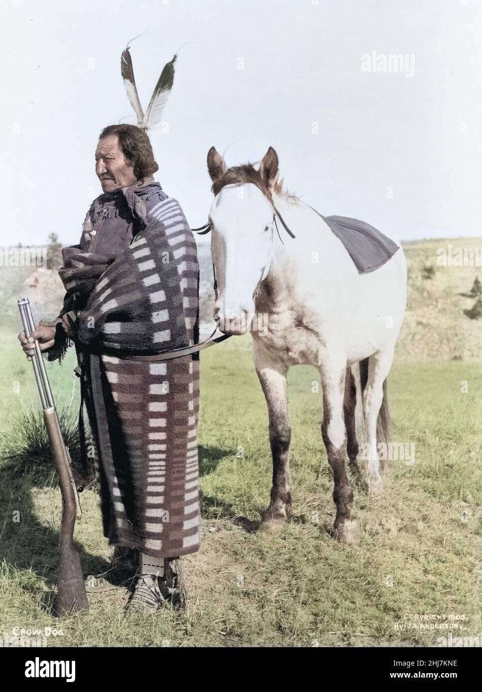 Photo colorisée et vintage - amérindien / indien / américain Indien Crow chien, Sioux Indien. Anderson, J. A. (John Alvin), photographe. C 1900. Banque D'Images