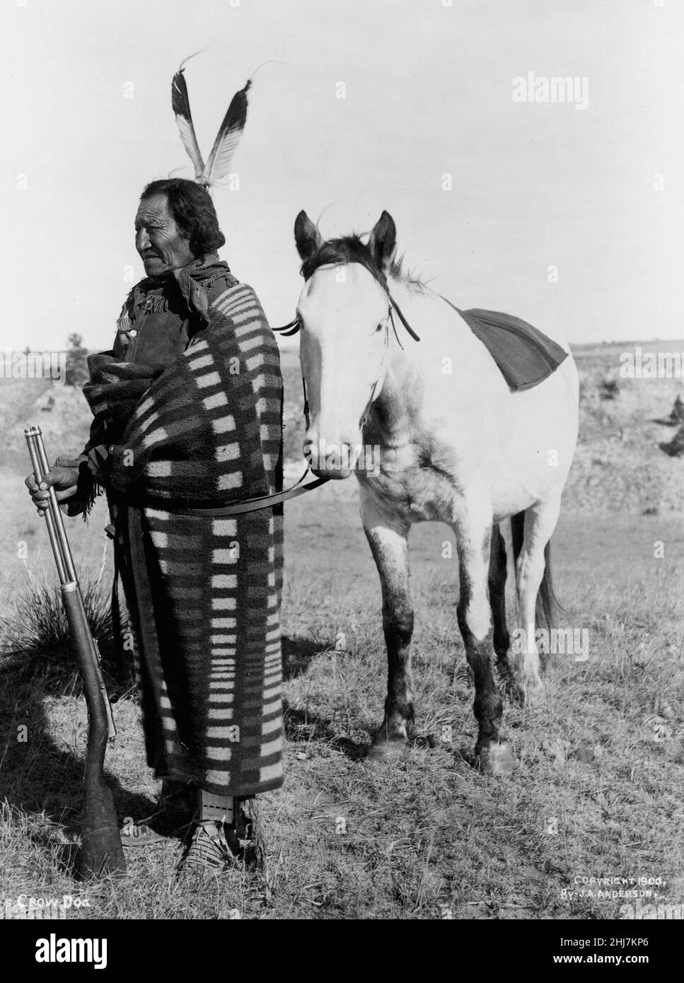 Photo ancienne et ancienne - amérindien / indien / américain Indien Crow chien, Sioux Indien. Anderson, J. A. (John Alvin), photographe. C 1900. Banque D'Images Photo ancienne et ancienne - amérindien / indien / américain Indien Crow chien, Sioux Indien. Anderson, J. A. (John Alvin), photographe. C 1900. Banque D'Images