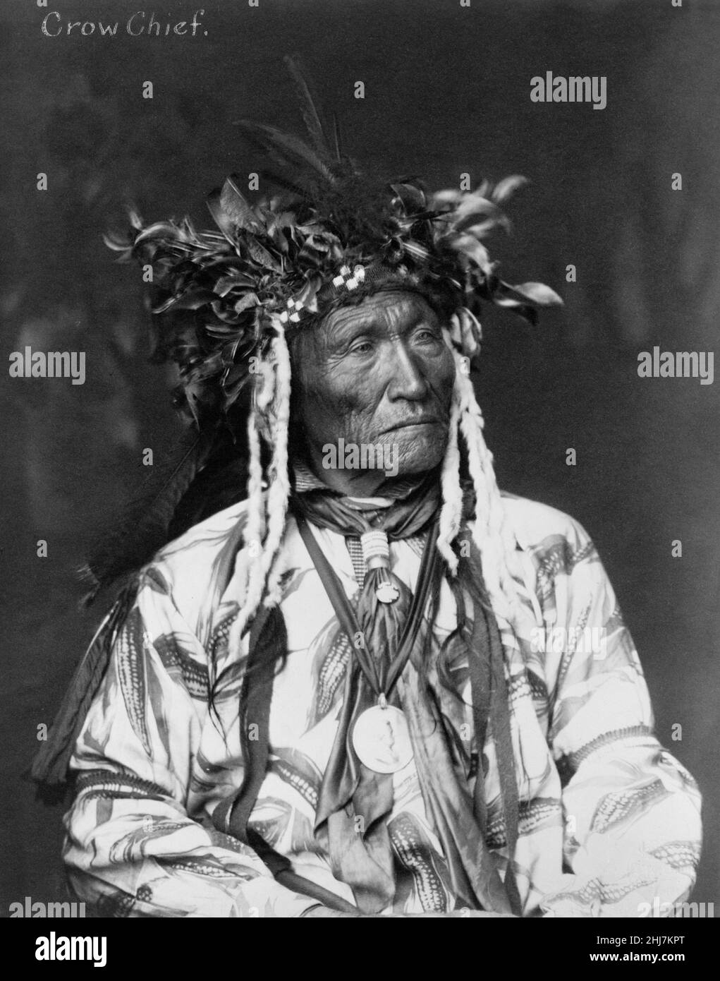 Crow Chief - photo ancienne et ancienne - amérindien / indien / américain, c 1906 - Cornish & Baker, photographe Banque D'Images Crow Chief - photo ancienne et ancienne - amérindien / indien / américain, c 1906 - Cornish & Baker, photographe Banque D'Images