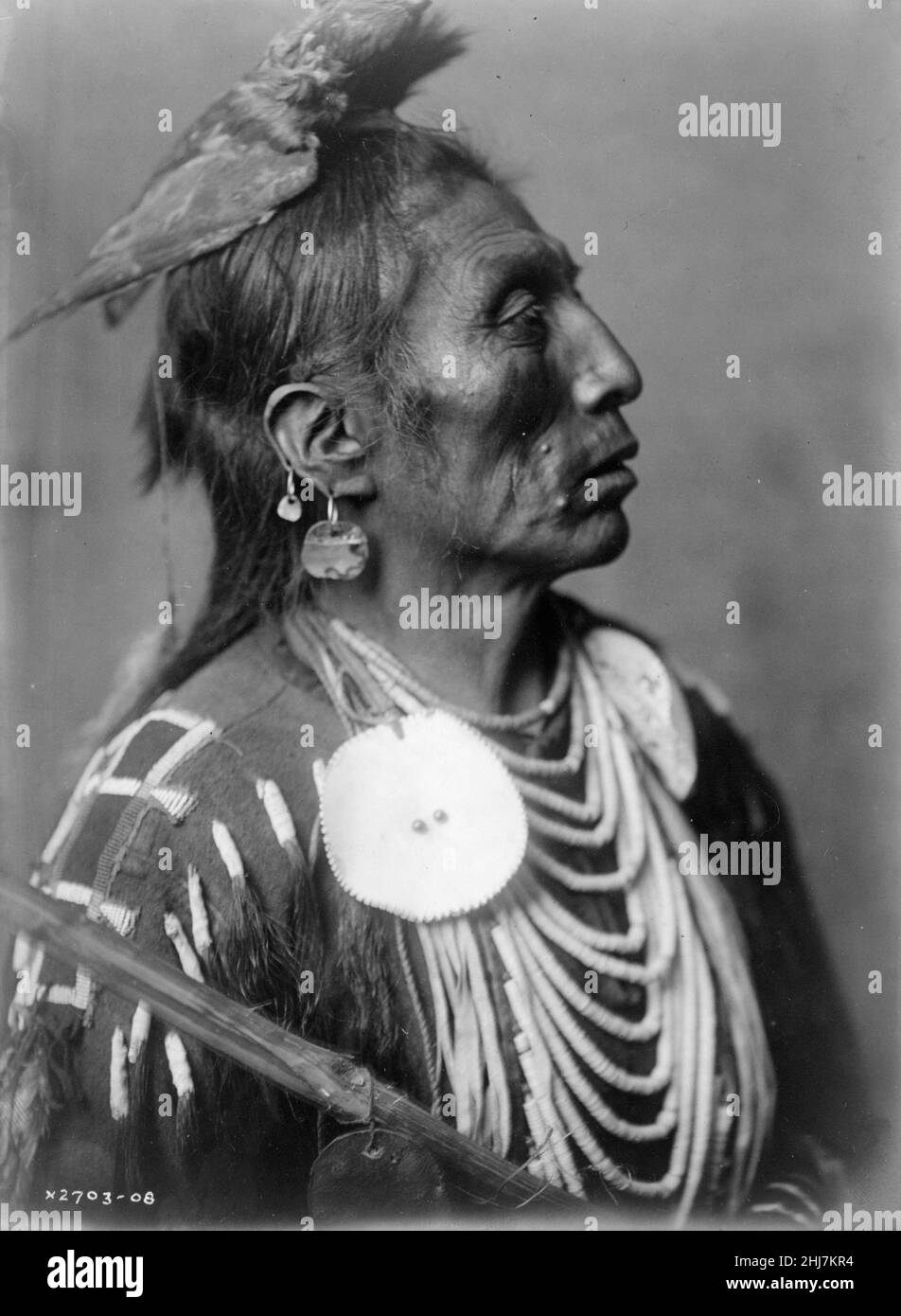 Medicine Crow--Apsaroke - photo ancienne et ancienne - amérindien / indien / américain. Curtis, Edward S., 1868-1952, photographe. 1908. Banque D'Images Medicine Crow--Apsaroke - photo ancienne et ancienne - amérindien / indien / américain. Curtis, Edward S., 1868-1952, photographe. 1908. Banque D'Images
